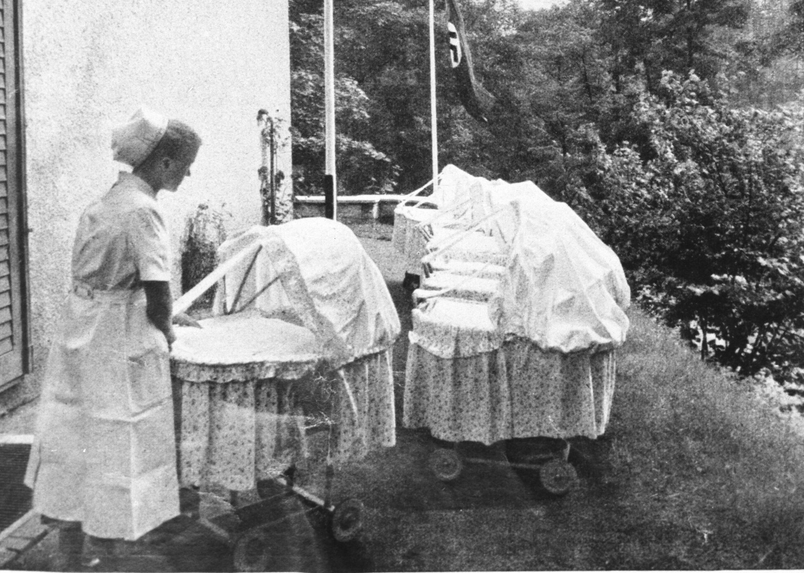 Lebensbornheim, Schwester mit Kinderwagen